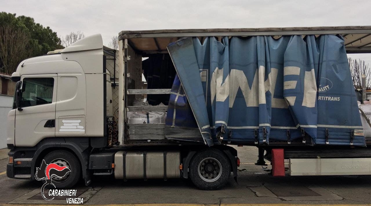 Viaggiano nascosti in un tir, si fingono minorenni e poi chiedono protezione umanitaria
