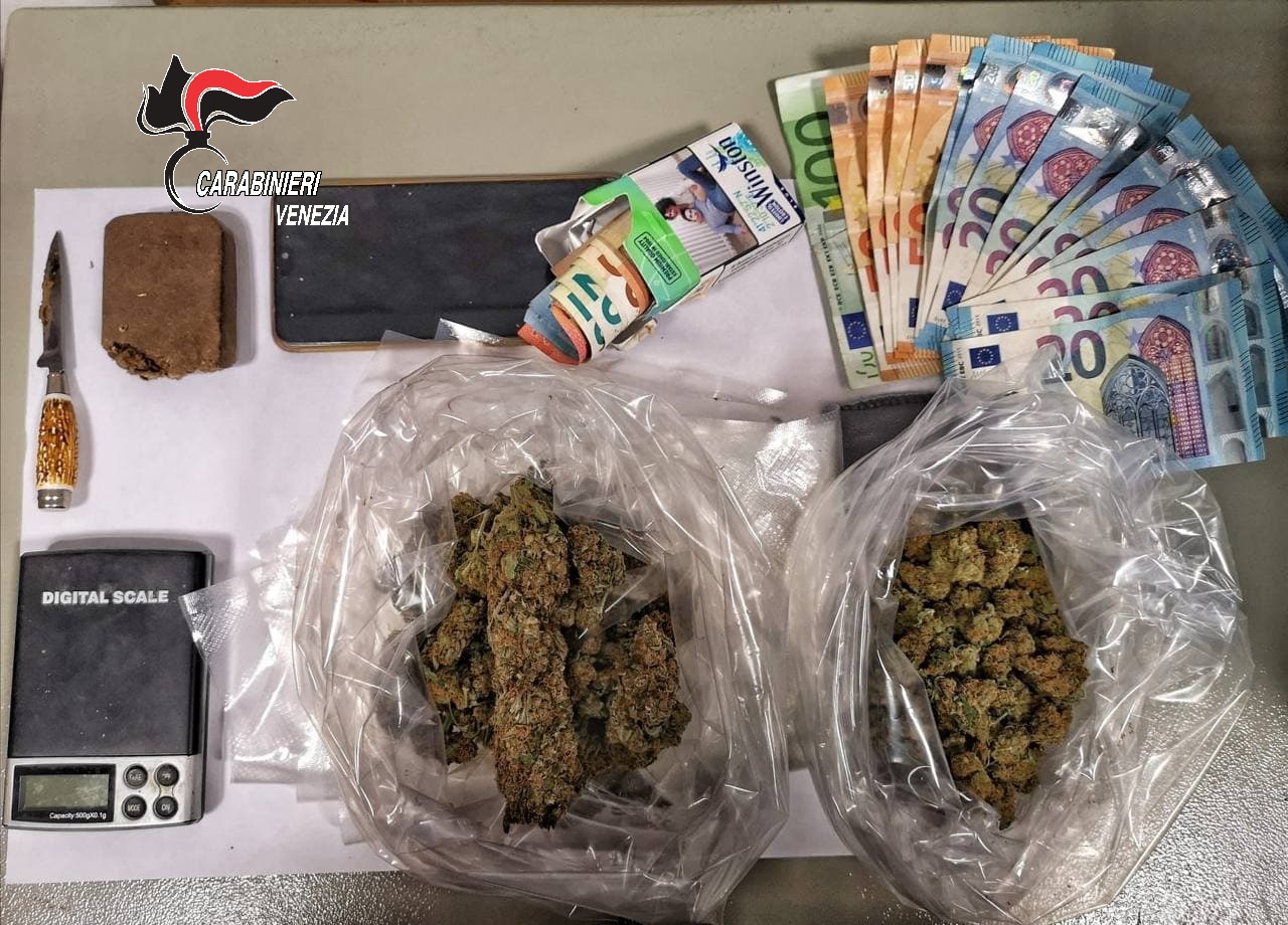 Corrieri della droga imbranati parcheggiano l’auto (farcita di droga) in divieto di sosta