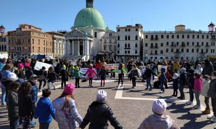 In centinaia in centro in tutte le città del Veneto per chiedere di riaprire le scuole