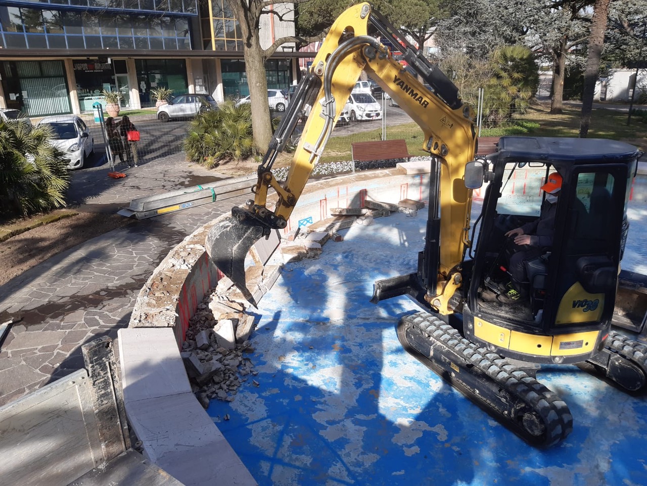 Iniziato il restauro della fontana di piazza Brescia