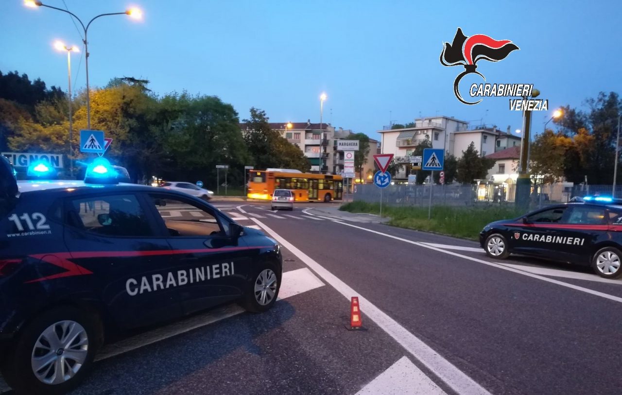 “Incappucciano” un anziano e lo fanno cadere per rapinarlo: arrestati tre balordi