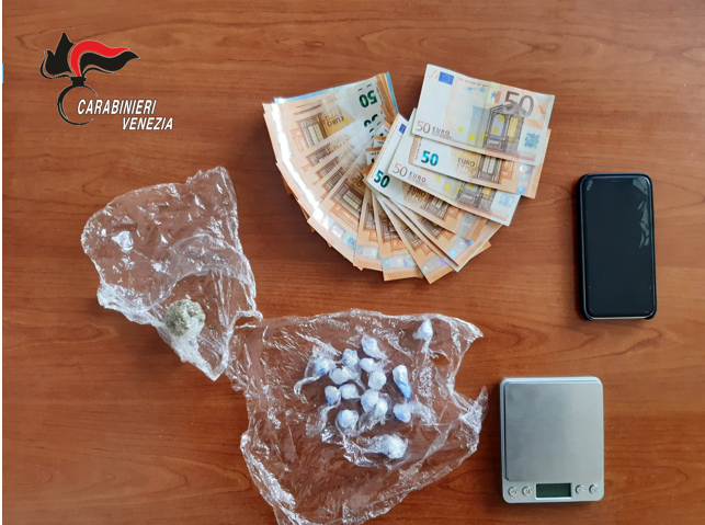 Corriere espresso sfruttava i furgone aziendale per trasportare cocaina