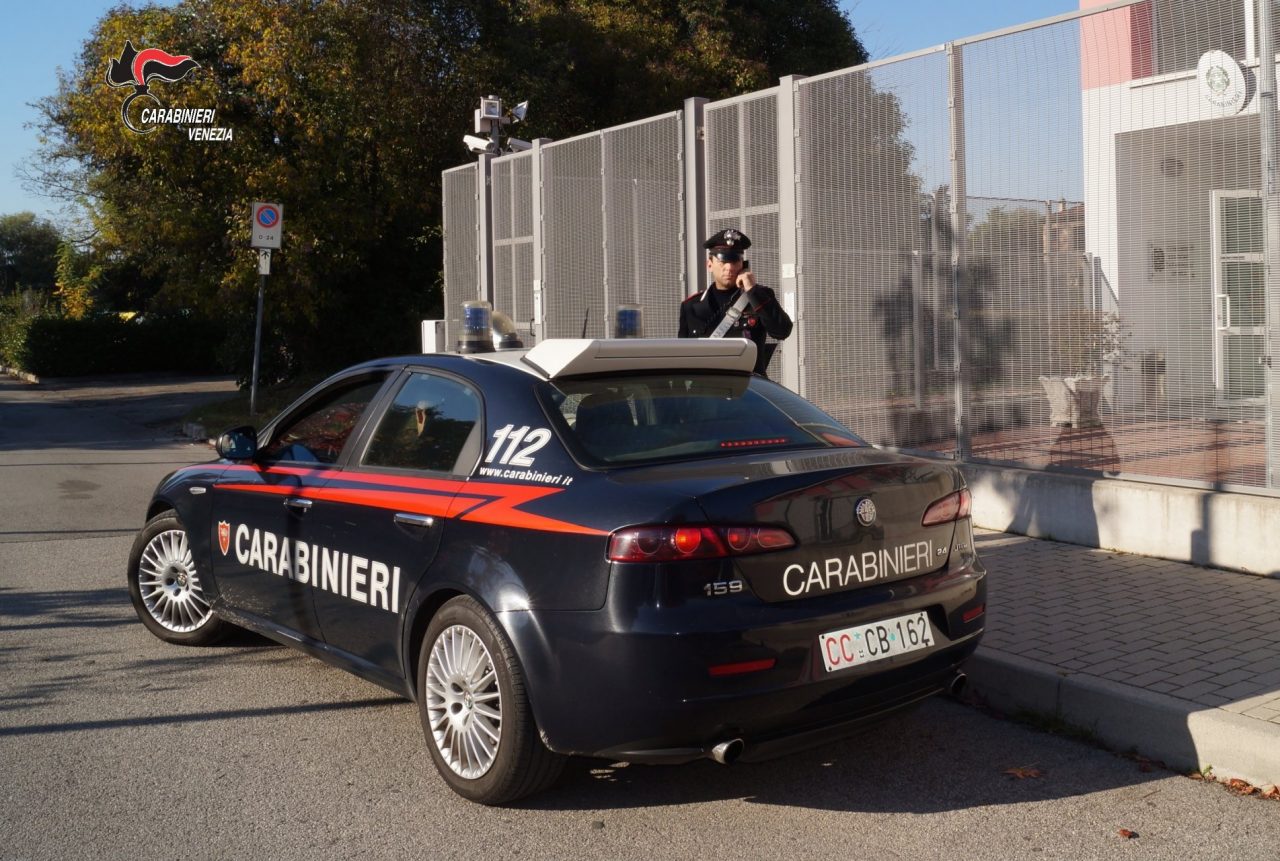Si prende a cazzotti da solo per simulare una rapina: era in ritardo sul “coprifuoco” imposto dai genitori