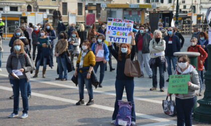 Erano più di 350 alla manifestazione per chiedere la riapertura delle scuole