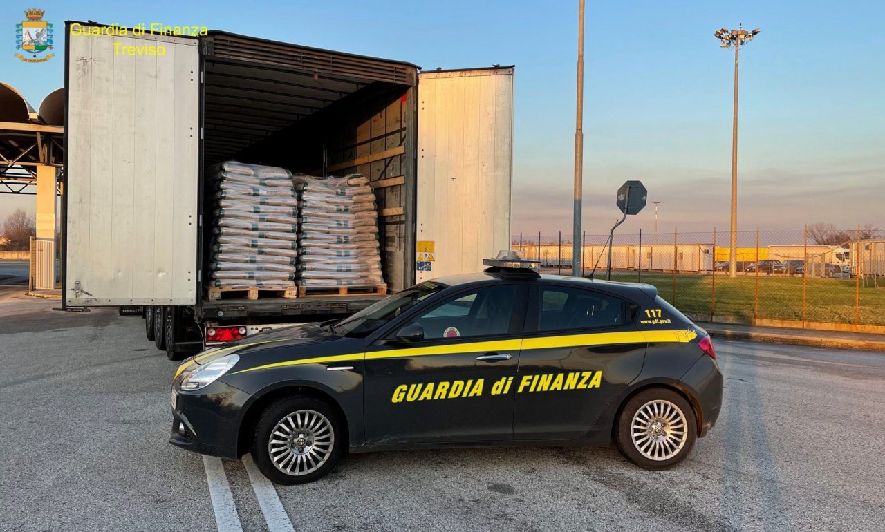 Tir provenienti dall’Est Europa carichi di pellet contraffatto fermati al casello di Venezia Est