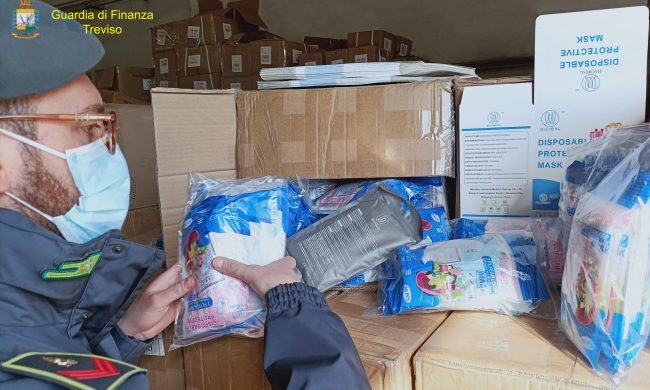 Mascherine irregolari destinate ai bambini, maxi sequestro della Finanza