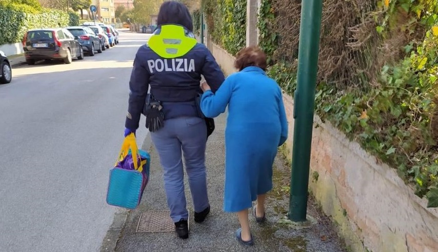 Anziana in stato confusionale si allontana da casa, salvata dalla Polizia