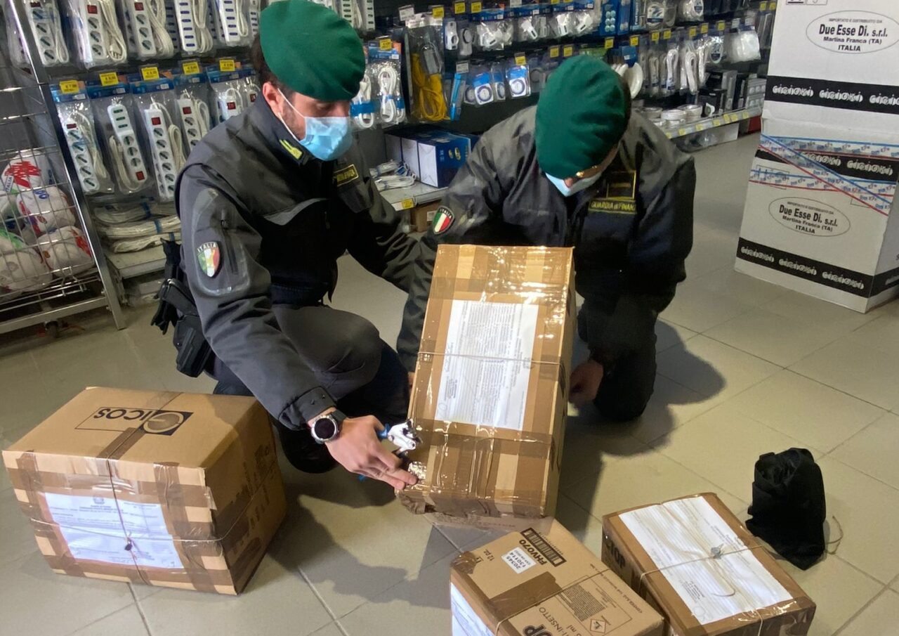 Prodotti potenzialmente pericolosi pronti per essere comprati da ignari clienti