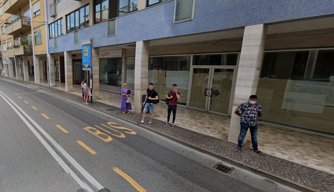 Assembramenti, giovani che si prendono a bottigliate e ubriachi che defecano in strada