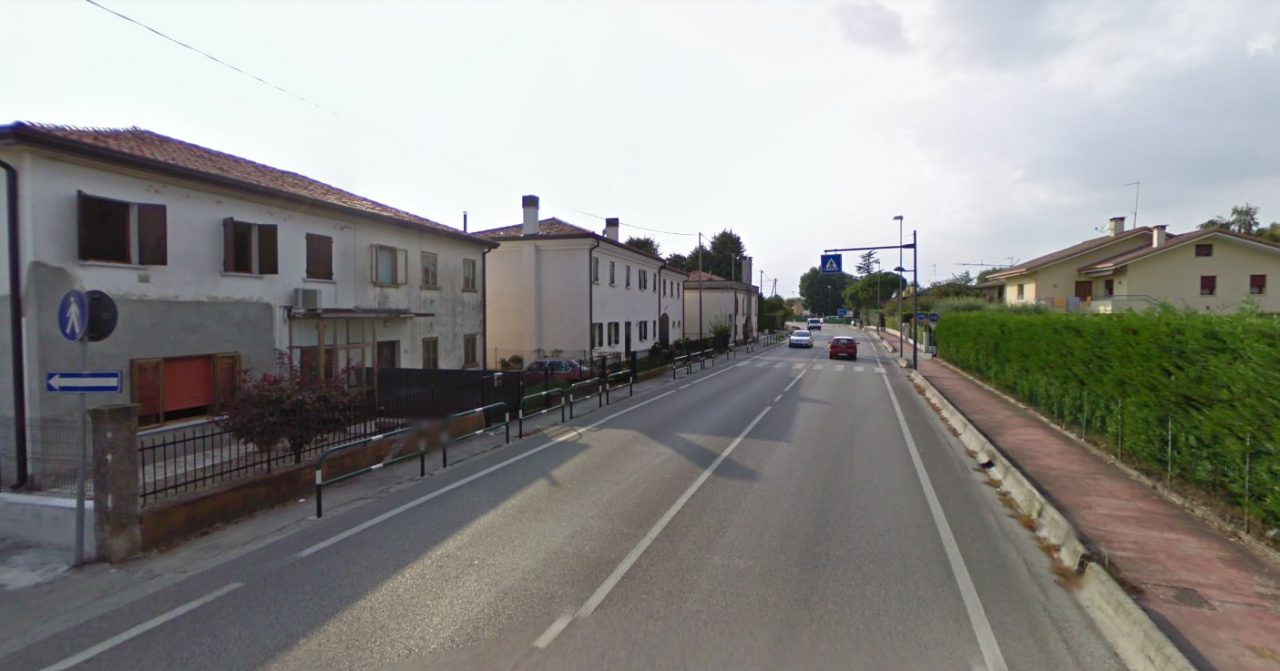Rider 19enne travolto da due auto mentre fa le consegne