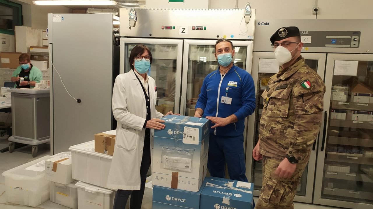 Poste Italiane consegna i vaccini AstraZeneca insieme all’Esercito Italiano