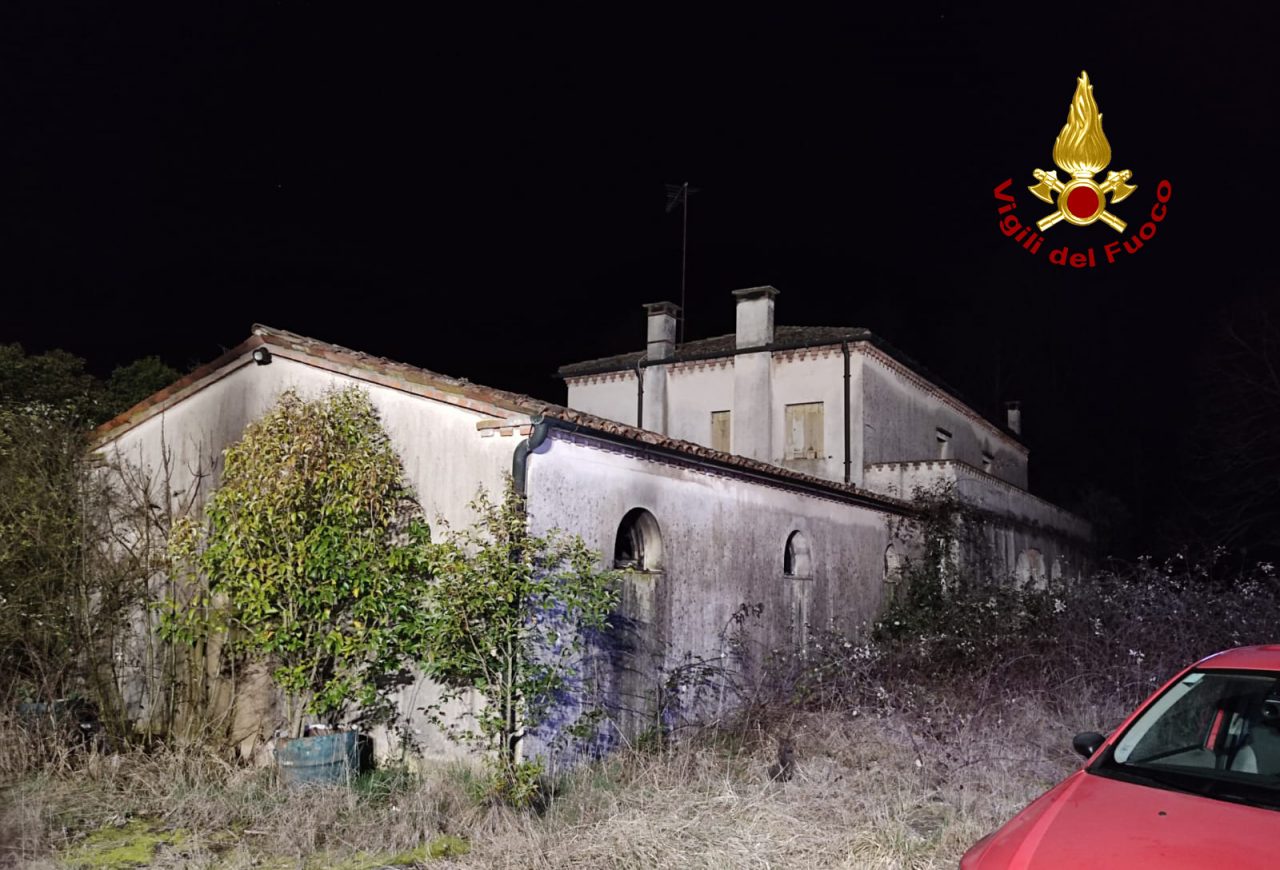 Le foto dell’incendio al casolare abbandonato di Marcon