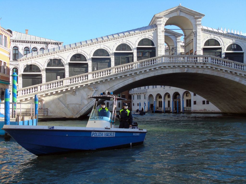 Acrobati francesi senza mascherina per le vie del centro