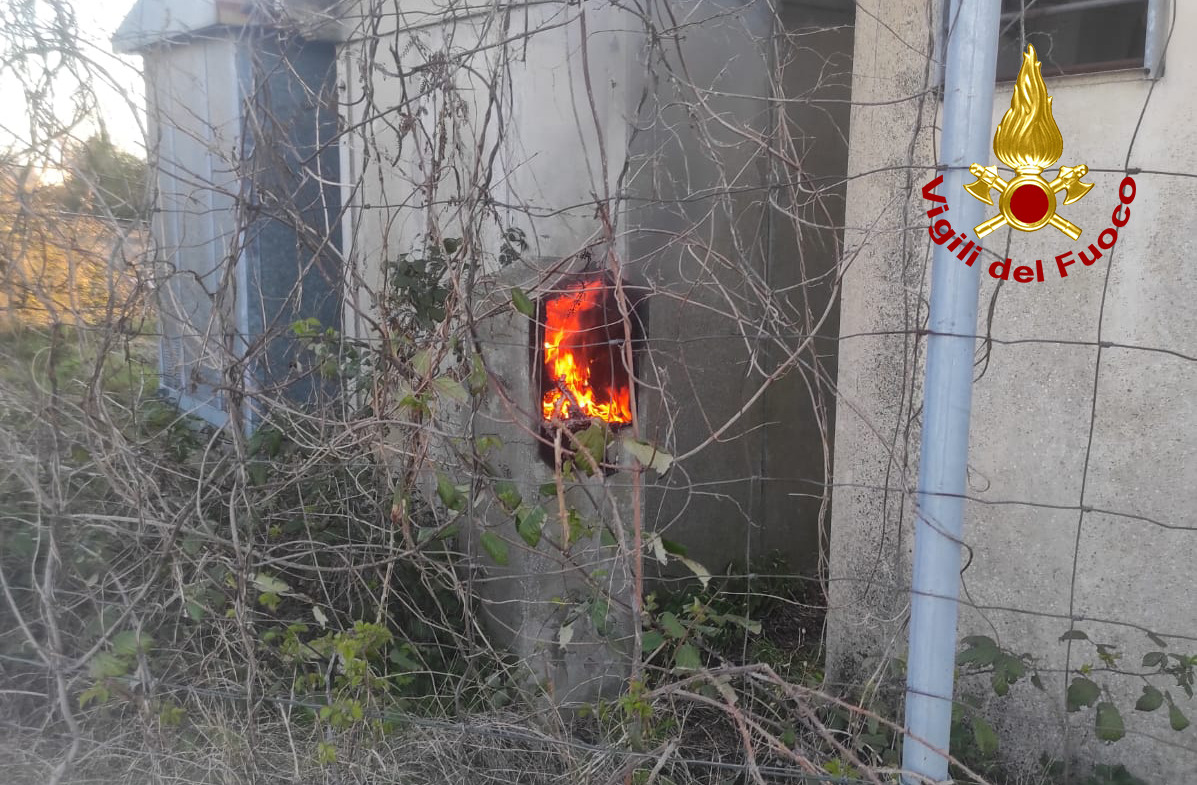 A fuoco una centralina, bloccata la linea ferroviaria Rovigo Chioggia