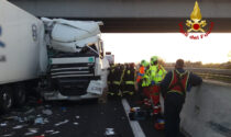 Le impressionanti foto del terribile tamponamento in autostrada: due morti
