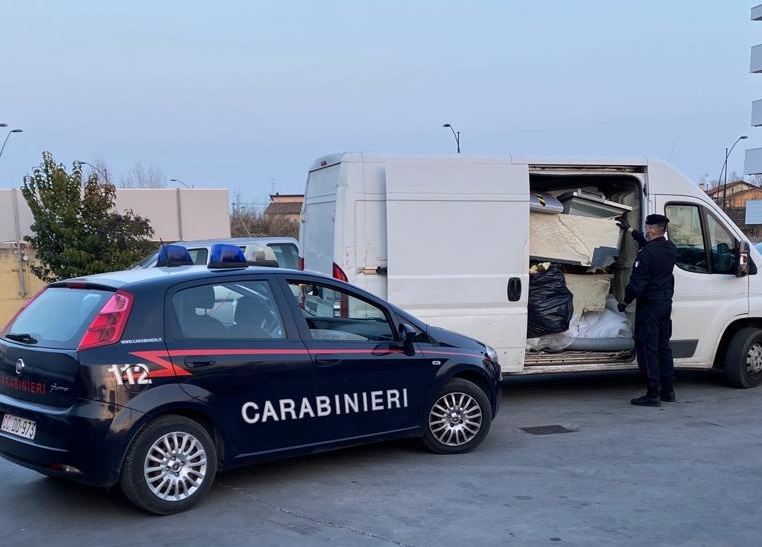 Trattavano le strade come discariche a cielo aperto, beccati i furbetti dei rifiuti