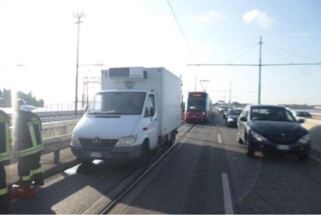 Tamponò e travolse la proprietaria di un furgone in panne, a processo il conducente di un tram