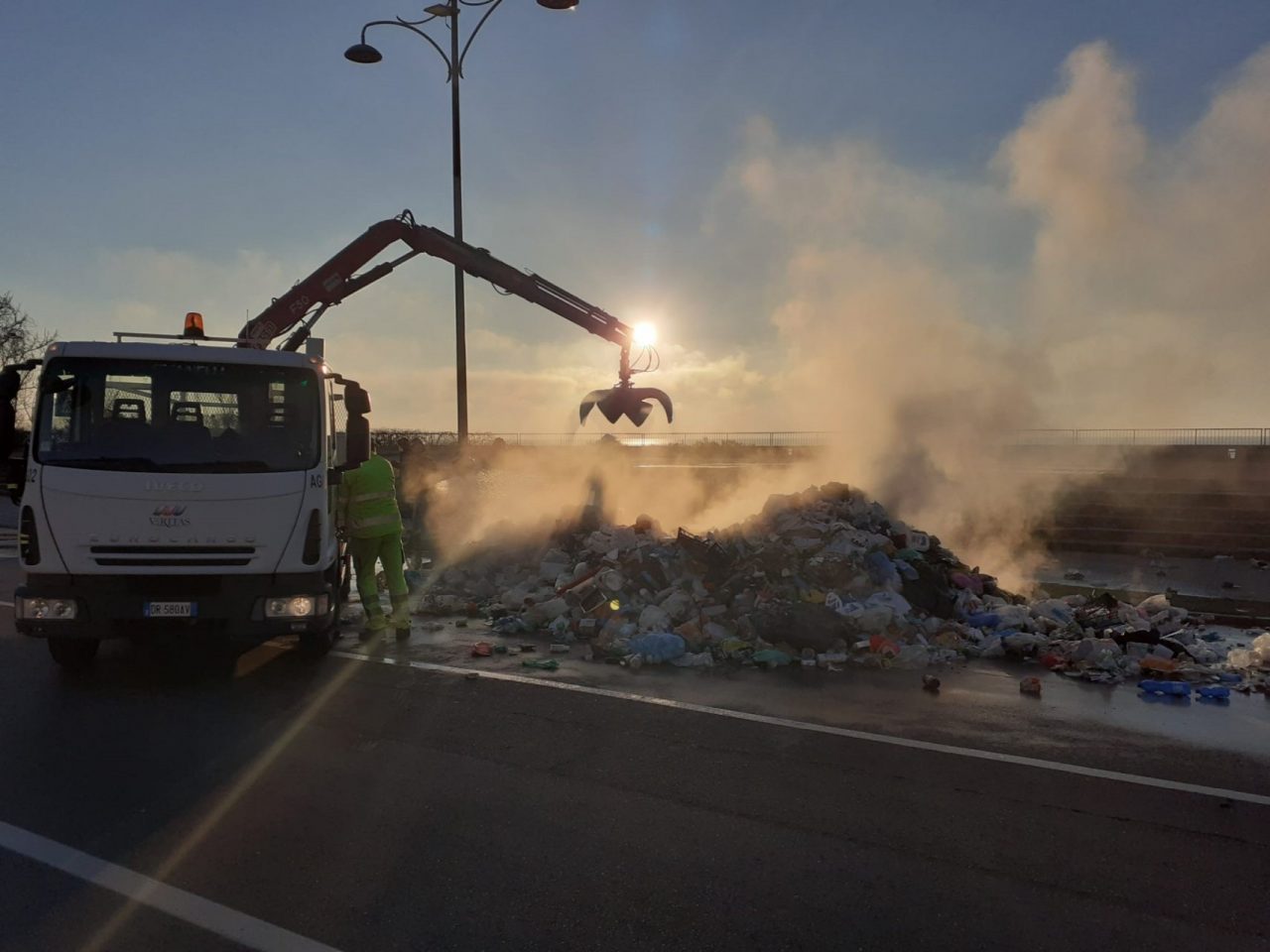 Razzo di segnalazione nautica nell’immondizia esplode in un camion della raccolta differenziata