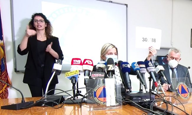 Contagi Veneto, attivati nuovi reparti Covid. Scuole, chiuso un altro distretto