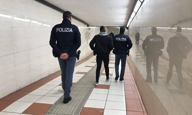 Preso da un raptus strappa il cellulare all’ex e lo distrugge