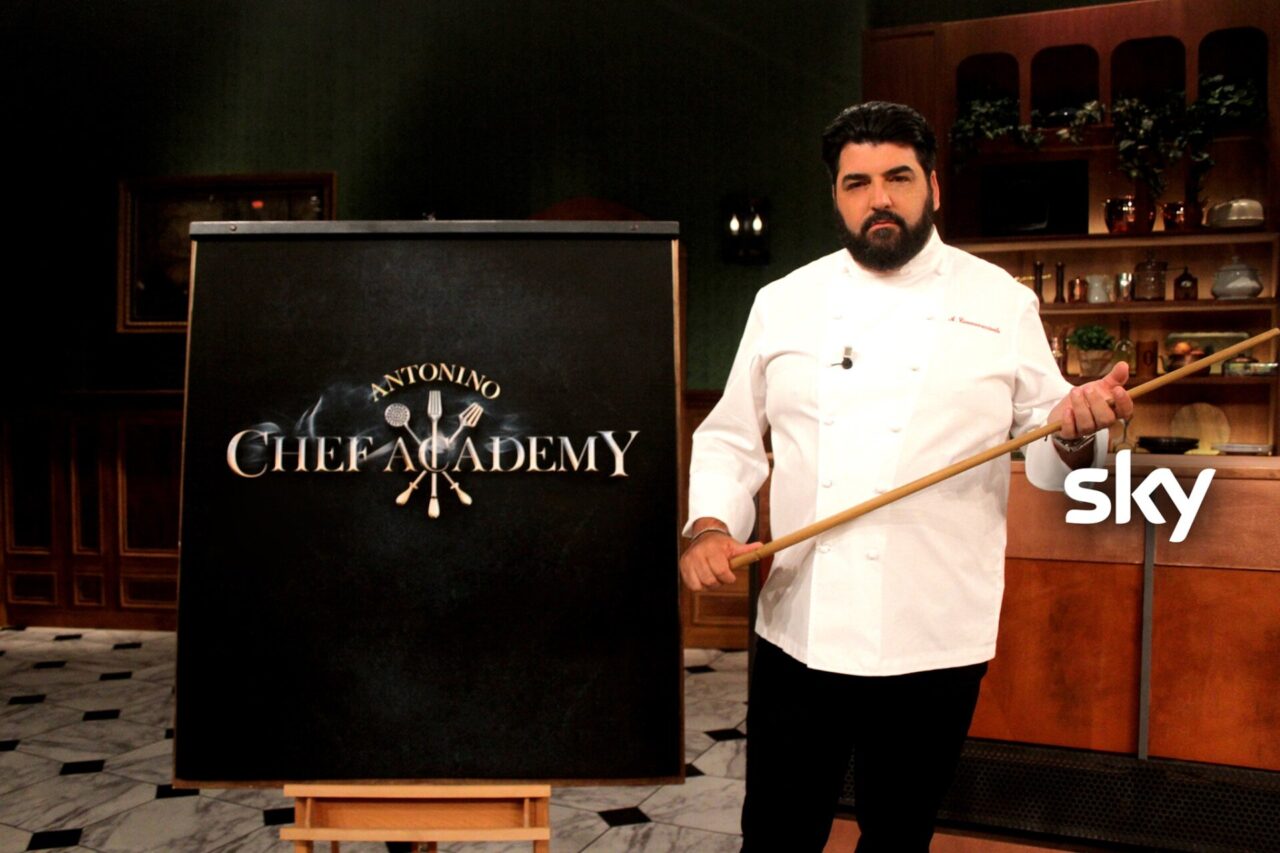 Antonino Cannavacciuolo in piazza Vigo per registrare una puntata di “Antonino Chef Academy”