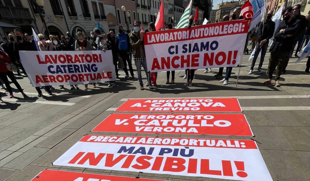 Precari aeroportuali in piazza a Mestre: “Siamo invisibili e senza futuro”