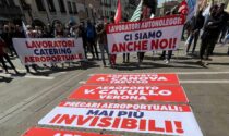 Precari aeroportuali in piazza a Mestre: "Siamo invisibili e senza futuro"