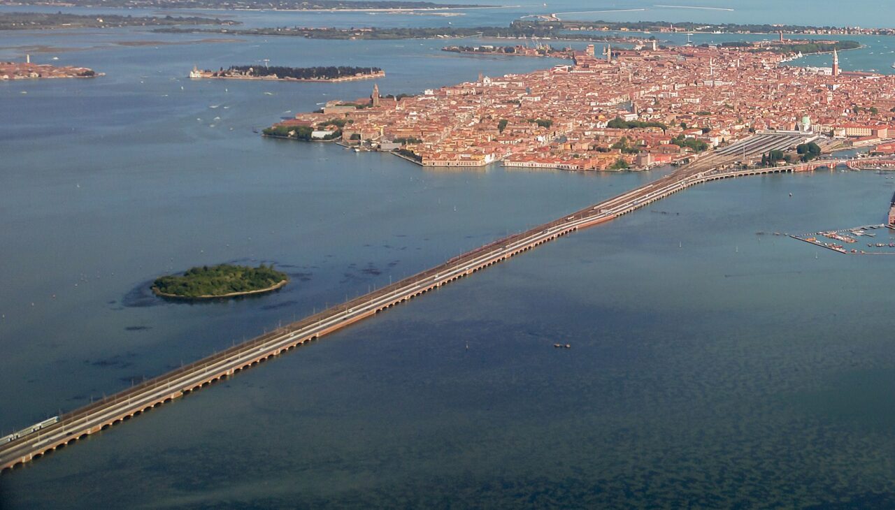 Tensioni sul Ponte della Libertà tra lavoratori Actv e Polizia, i dipendenti non arretrano