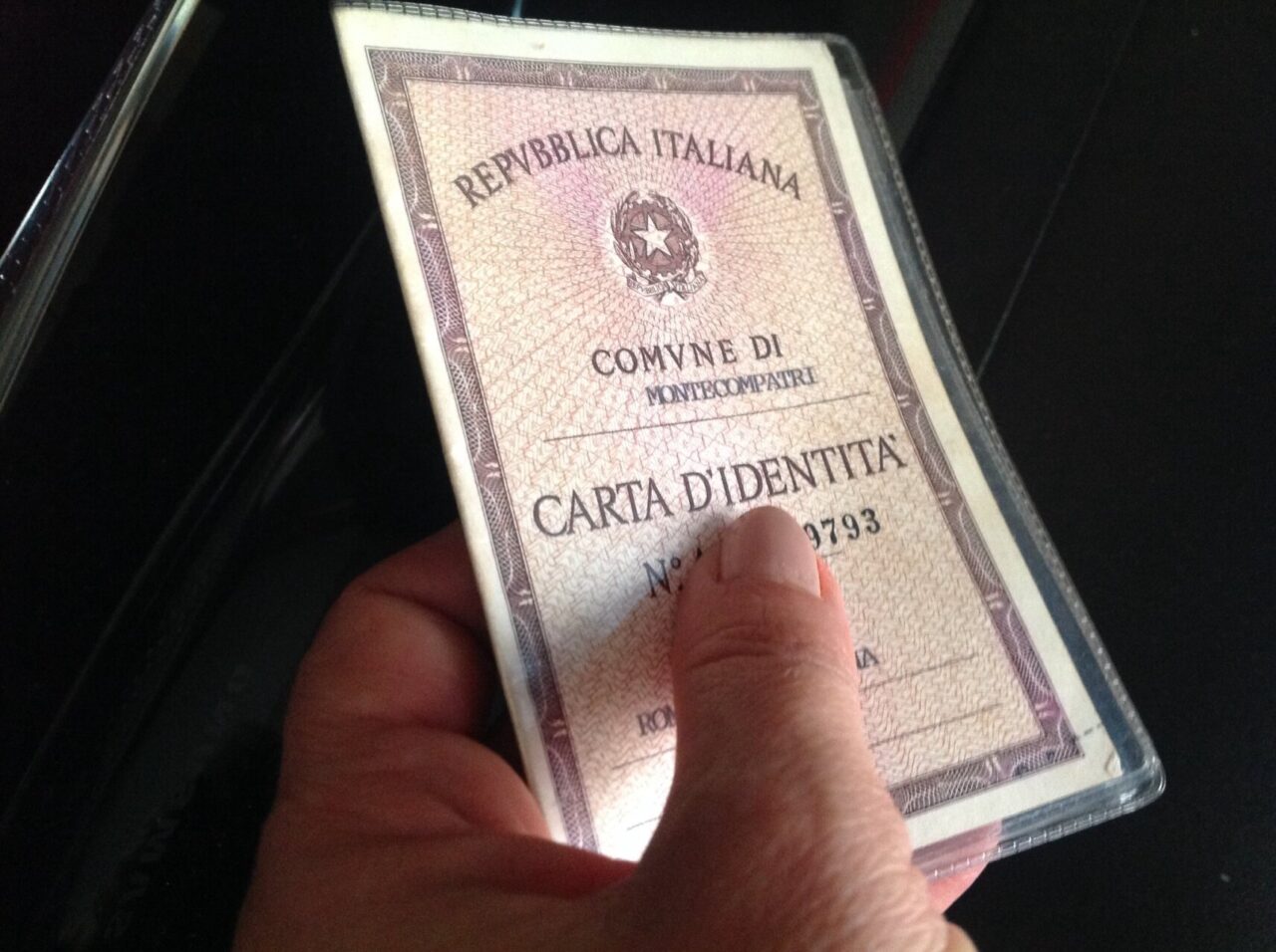 Si presenta all’Anagrafe per ottenere la residenza, ma i suoi documenti sono falsi