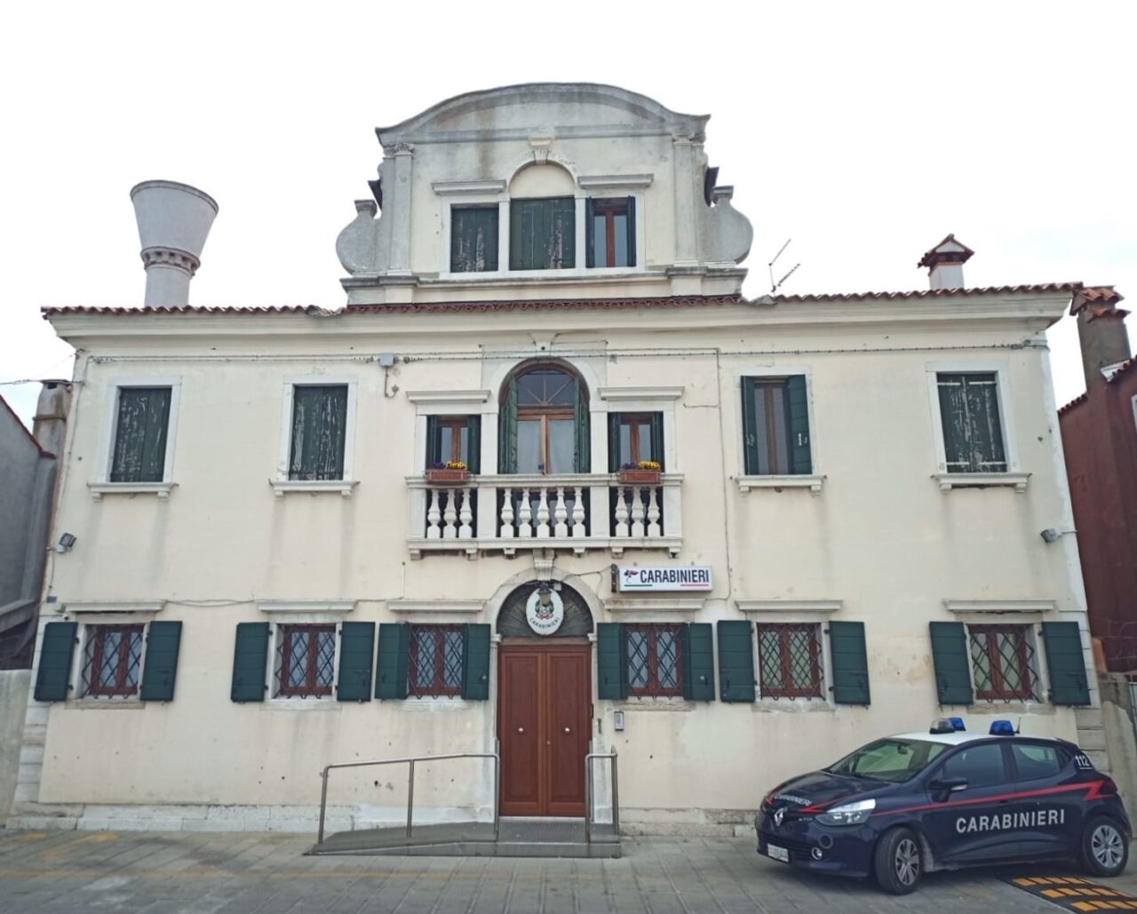Festa tra giovanissimi in giardino, zero distanziamento e nessuno indossava la mascherina