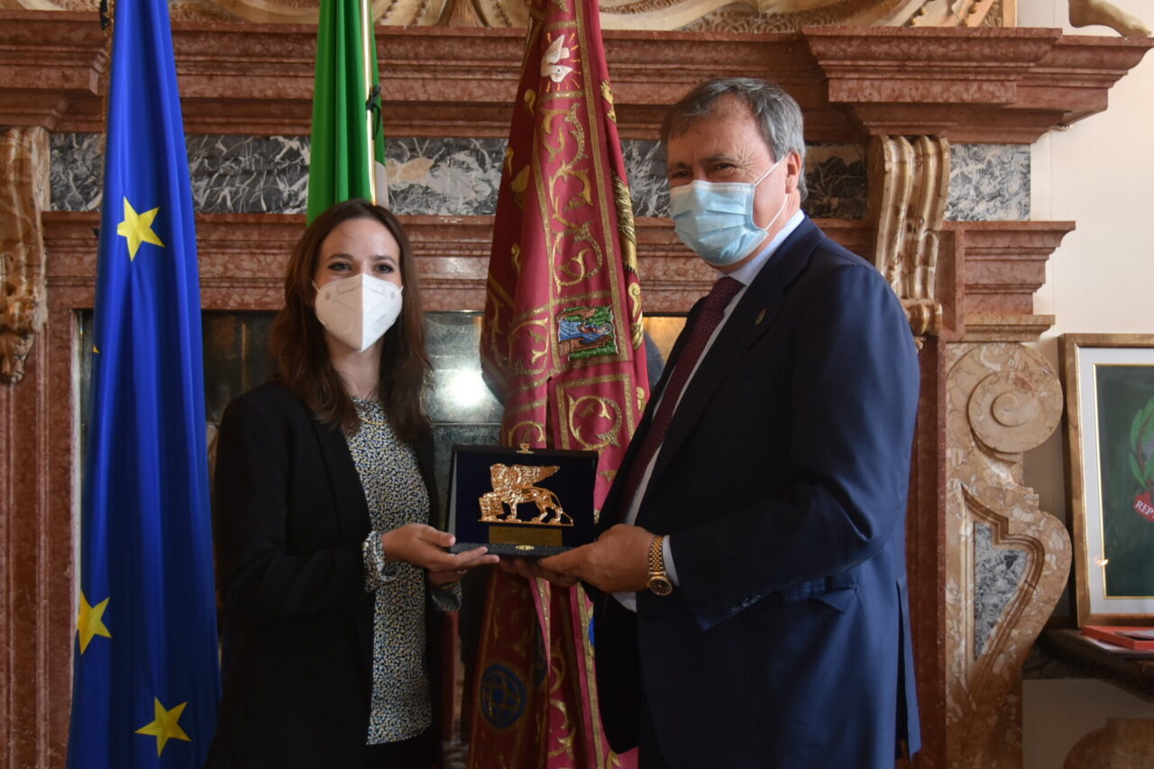 Un “Leone d’Oro” per il coraggio, premiata la giovane Rachele: aveva salvato un uomo caduto sui binari