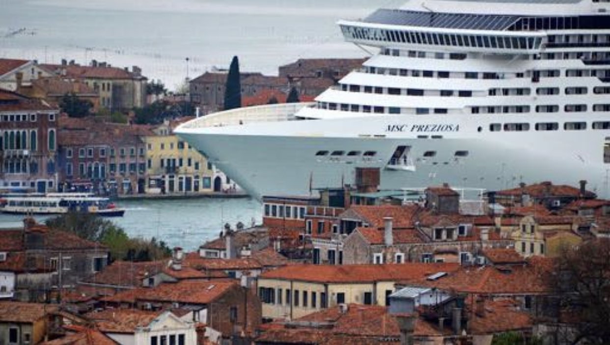 Grandi navi ufficialmente dirottate fuori dalla laguna, per gli approdi parte un concorso di idee