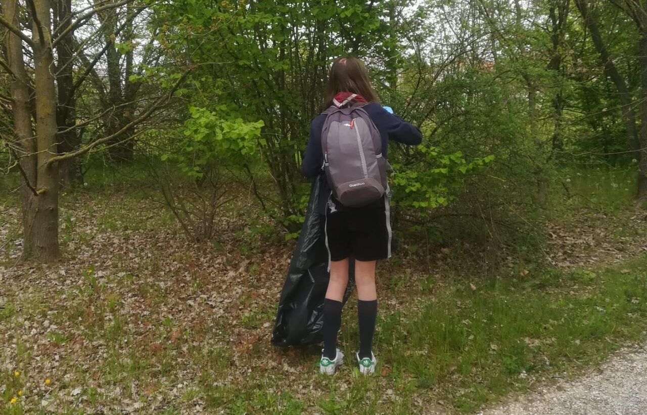 Giovani scout in azione, in campo per prendersi cura della città