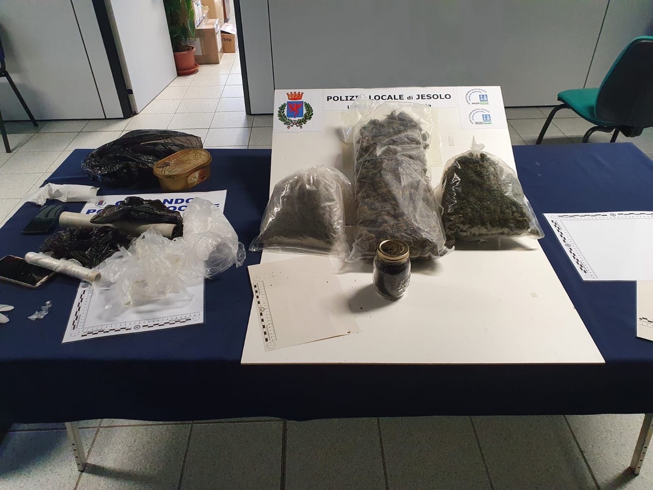 L’erba del vicino è… stupefacente: coppia di Ceggia beccata con chili di marijuana in casa