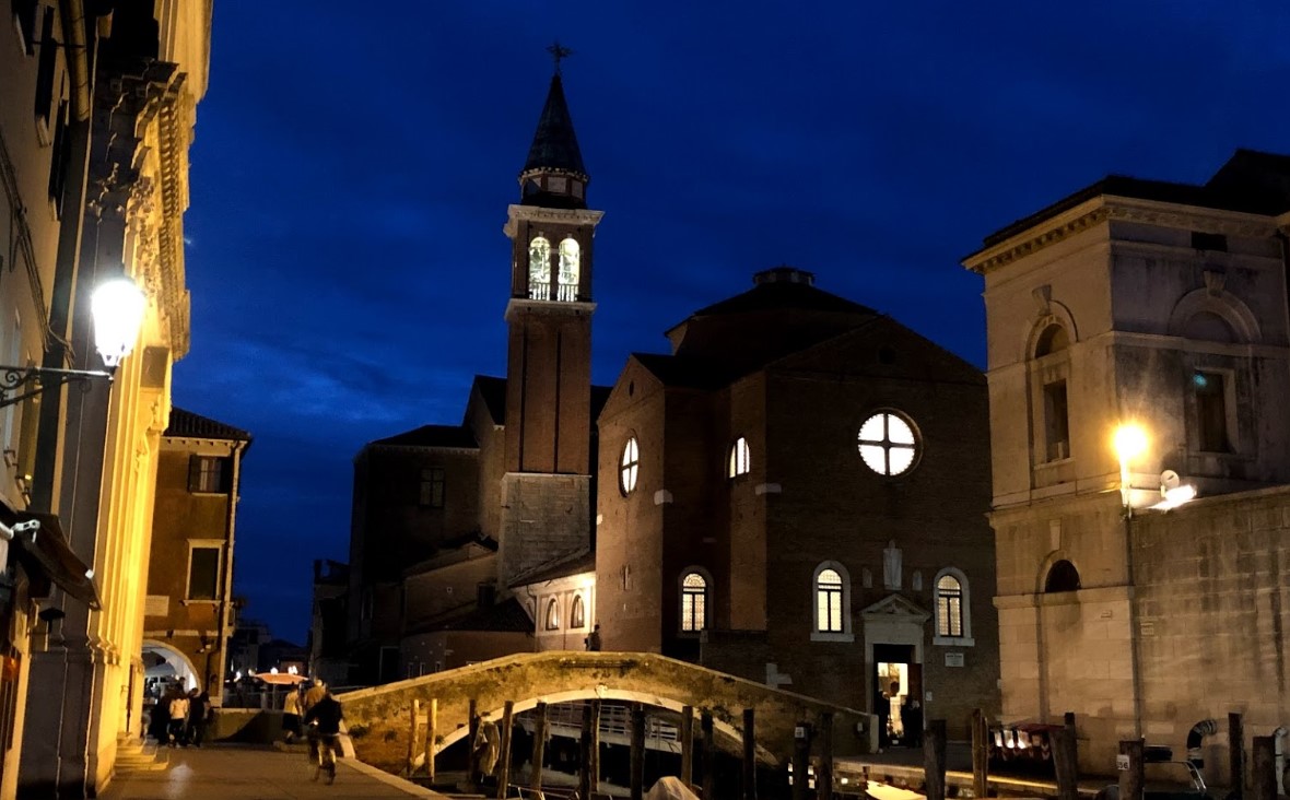 Molesta il Vescovo di Chioggia, in manette un 21enne