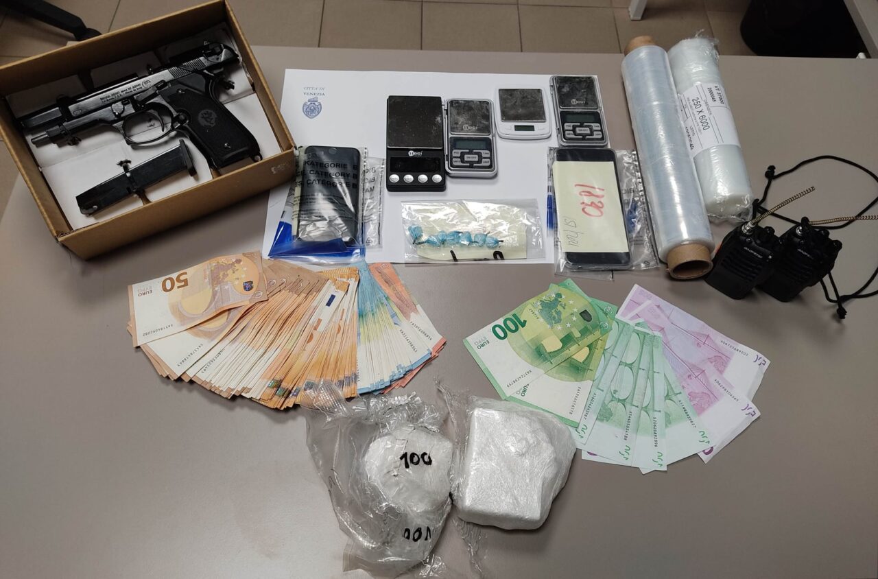 Blitz al semaforo per incastrare il “super pusher”: sequestrato mezzo chilo di cocaina