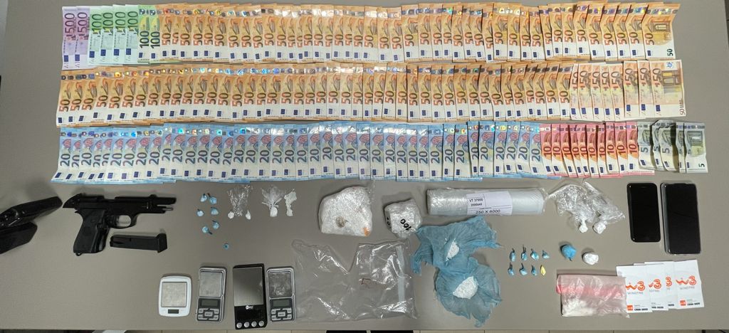 Blitz al semaforo per incastrare il "super pusher": sequestrato mezzo chilo di cocaina