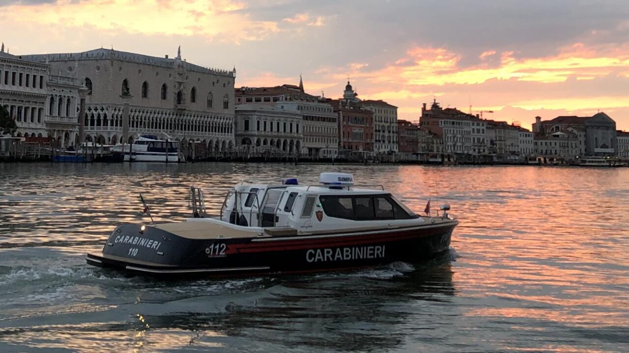 Gli propongono un festino a base di droghe, ma è una scusa: il 30enne viene stordito con il taser e rapinato