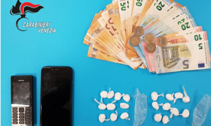 Jesolo Lido, spacciatore "spacciato" tenta di ingoiare gli ovuli di cocaina: arrestato