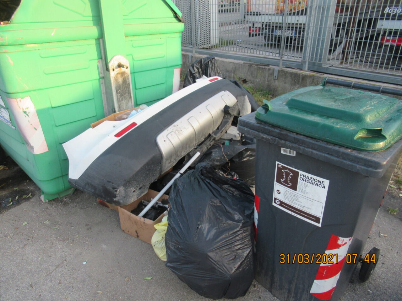 Ecco le foto dell’officina che faceva la cresta sui costi di smaltimento dei rifiuti