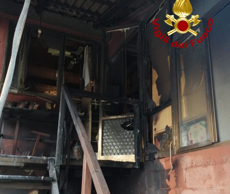 Il ricovero attrezzi prende fuoco e le fiamme si estendono all’abitazione: in due finiscono all’ospedale