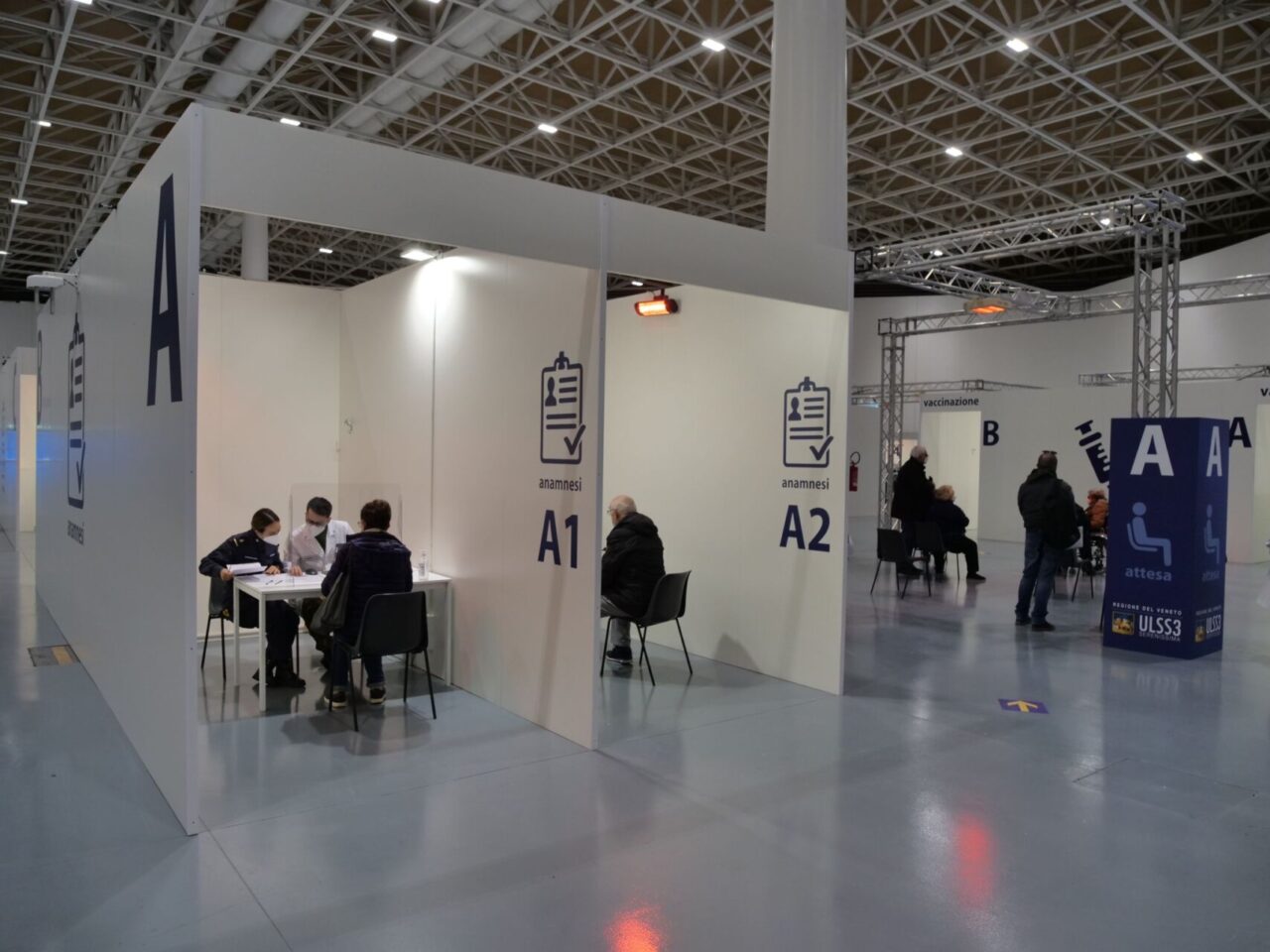 Dopo l’entusiasmo dell’inaugurazione, il mega hub al Pala Expo è già fermo