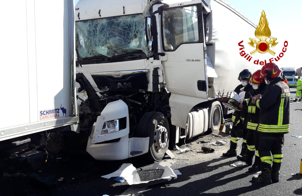Tragedia in autostrada, le foto del terribile tamponamento: morto un camionista