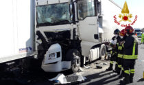 Tragedia in autostrada, le foto del terribile tamponamento: morto un camionista
