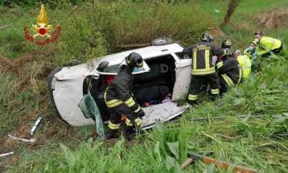 Le foto dell'auto finita fuori strada sulla Romea a Mira: un ferito