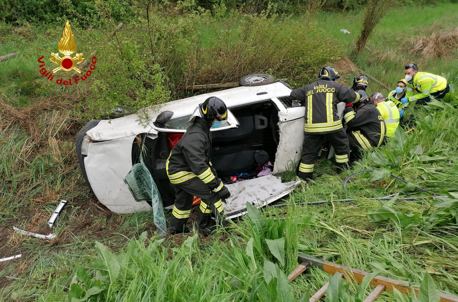 Le foto dell'auto finita fuori strada sulla Romea a Mira: un ferito