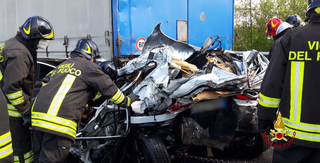 Le impressionanti foto dell'auto rimasta schiacciata tra due camion in A4: un morto