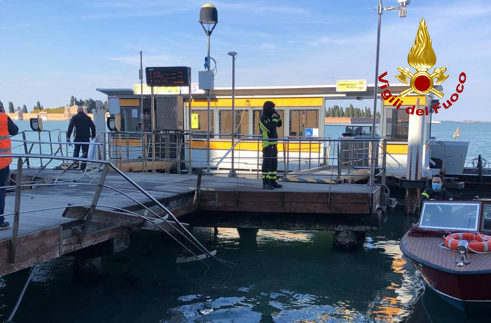 Le foto dell’idroambulanza “impazzita” che ha danneggiato il pontile e distrutto un barchino