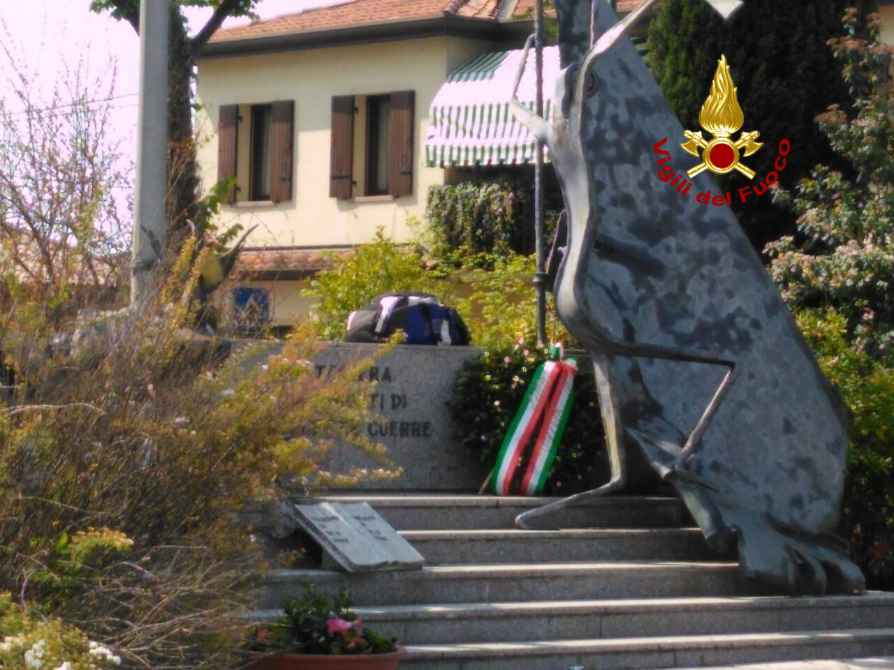 Paura a Tessera per un allarme bomba ai piedi del monumento ai Caduti, ma nello zaino c’erano solo indumenti