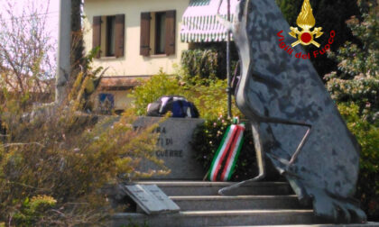 Paura a Tessera per un allarme bomba ai piedi del monumento ai Caduti, ma nello zaino c'erano solo indumenti